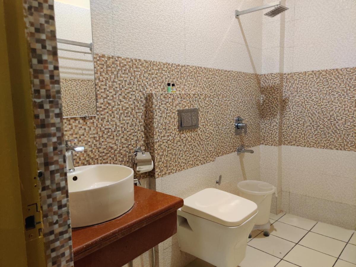 רישיקש Mvt Guesthouse & Restaurant מראה חיצוני תמונה