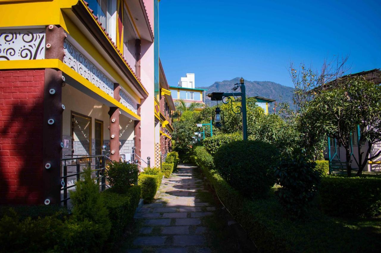 רישיקש Mvt Guesthouse & Restaurant מראה חיצוני תמונה