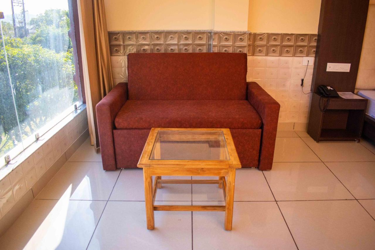 רישיקש Mvt Guesthouse & Restaurant מראה חיצוני תמונה